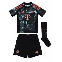 Camiseta Bayern Munich Aleksandar Pavlovic #45 Segunda Equipación Replica 2024-25 para niños mangas cortas (+ Pantalones cortos)